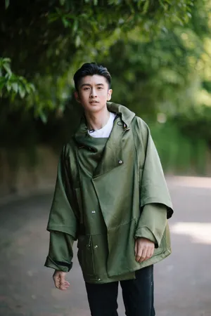 张云龙墨绿色清爽休闲写真图片_5
