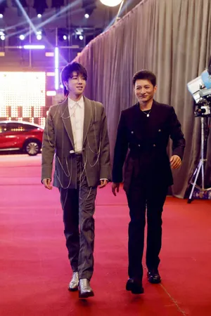 华晨宇雅痞风西装写真图片
