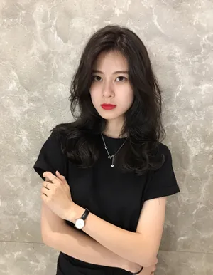 赵昭仪卷发清爽甜酷写真图片