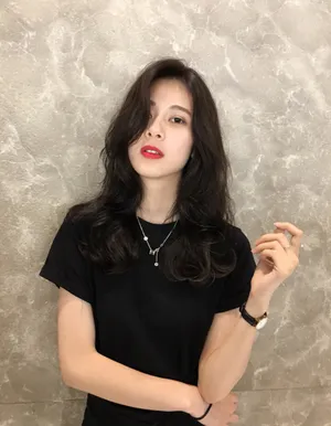 赵昭仪卷发清爽甜酷写真图片