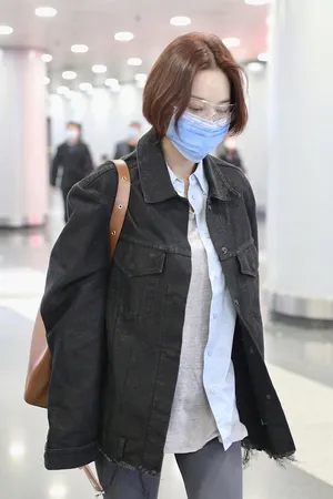 张馨予红色短发机场街拍图片_2