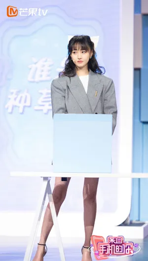 郑爽蝴蝶结造型甜酷写真图片