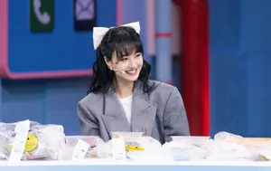 郑爽蝴蝶结造型甜酷写真图片_5
