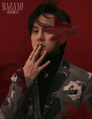 尹正红色复古大片写真图片第1张