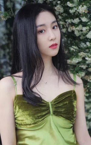 葛施敏墨绿色吊带裙性感写真图片_4