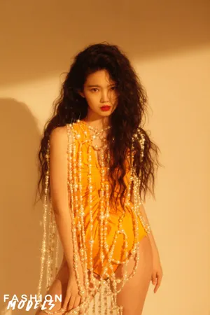 李熙凝卷发黄裙大片写真图片