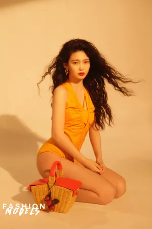 李熙凝卷发黄裙大片写真图片_3