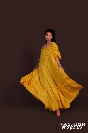 李熙凝卷发黄裙大片写真图片_5
