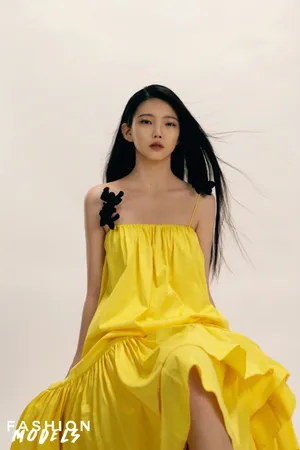 李熙凝卷发黄裙大片写真图片_8