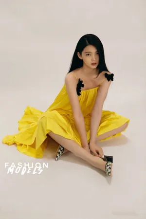 李熙凝卷发黄裙大片写真图片_9
