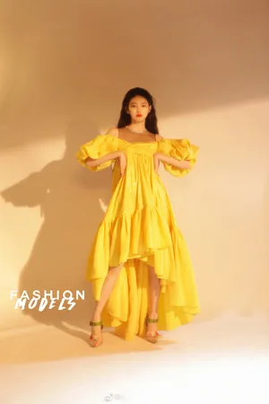 李熙凝卷发黄裙大片写真图片_10