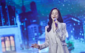 韩雪银色西装优雅舞台照图片_1