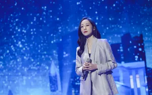 韩雪银色西装优雅舞台照图片_2