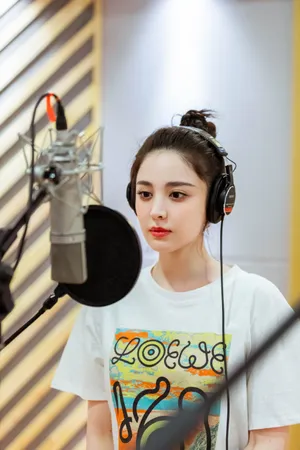 古力娜扎丸子头甜美录制花絮图片