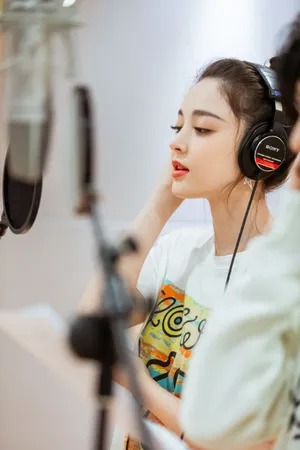 古力娜扎丸子头甜美录制花絮图片_2