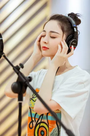 古力娜扎丸子头甜美录制花絮图片_3