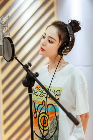 古力娜扎丸子头甜美录制花絮图片_4