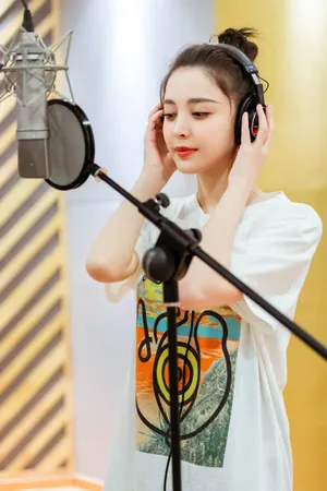古力娜扎丸子头甜美录制花絮图片_6