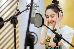 古力娜扎丸子头甜美录制花絮图片_8