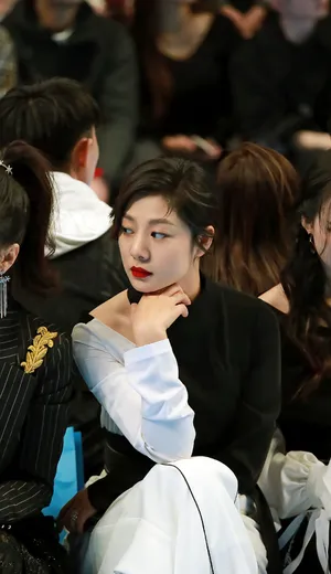 王真儿甜酷优雅写真图片第1张