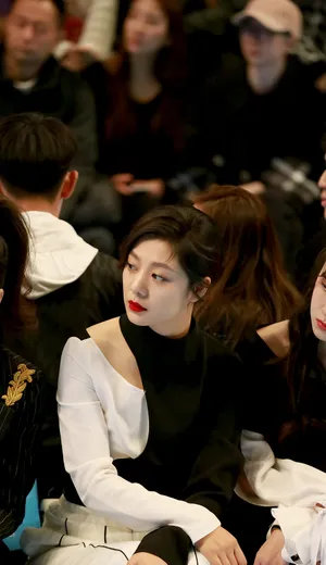 王真儿甜酷优雅写真图片_5