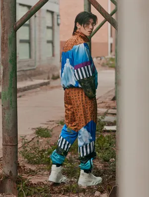王子异印花运动装复古写真图片_1