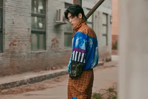 王子异印花运动装复古写真图片