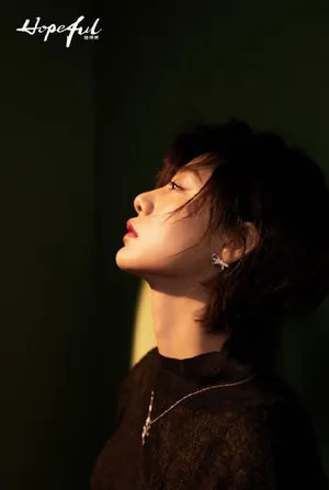 王真儿性感露肩裙写真图片_6