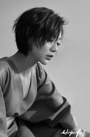王真儿性感露肩裙写真图片_8