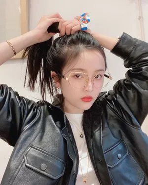 吴宣仪单马尾皮衣私服照图片_1