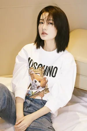 李沁清爽短发写真图片