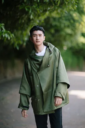 张云龙休闲舒适街拍写真图片_3