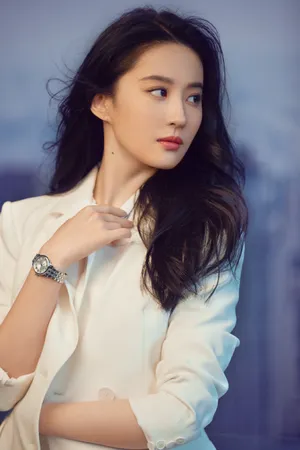 刘亦菲纯白西装优雅写真图片_4