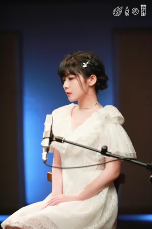 赖美云白裙仙气写真图片