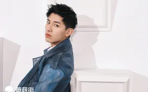 辛云来蓝色调清爽帅气写真图片