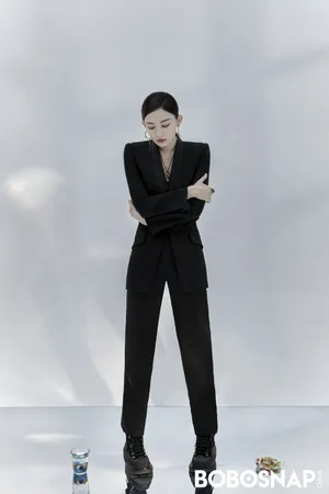 娜扎西装干练酷美写真图片