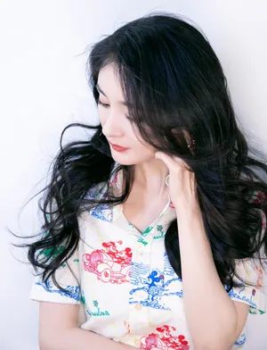 杨幂卡通印花裙性感写真图片