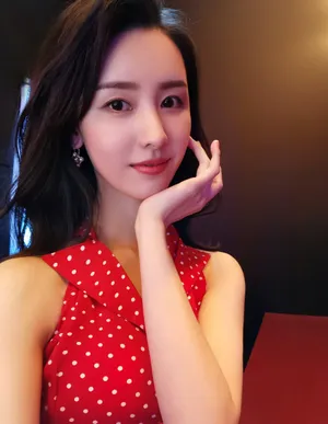 陈都灵红裙性感代言写真图片_2
