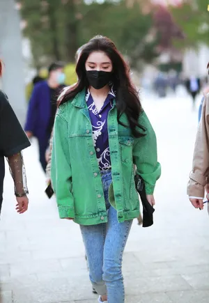 杨幂波浪卷街拍私服照图片
