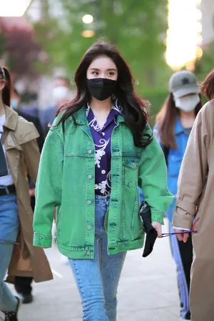 杨幂波浪卷街拍私服照图片_2