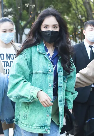 杨幂波浪卷街拍私服照图片_5