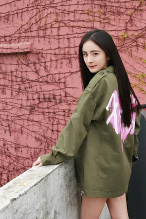 杨幂工装甜酷造型写真图片