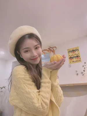 许杨玉琢黄色贝雷帽甜美照片_9