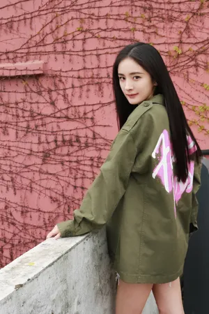 杨幂街头风酷美工装写真图片