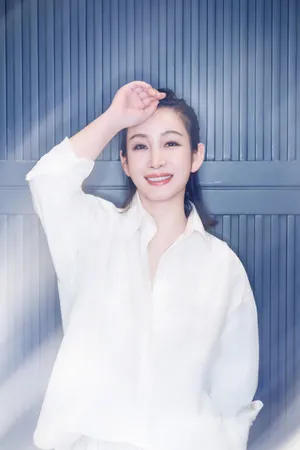 秦海璐白衬衫优雅写真图片_2