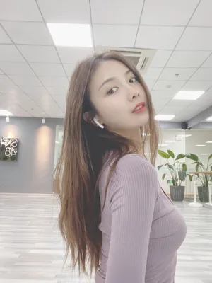 许杨玉琢低胸毛衣撩人自拍照图片_1
