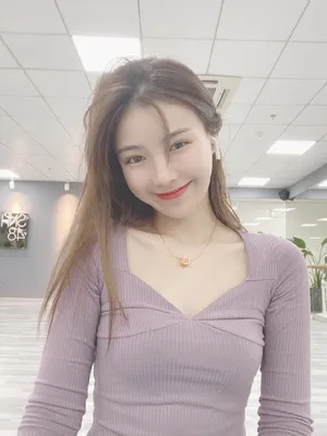 许杨玉琢低胸毛衣撩人自拍照图片_2