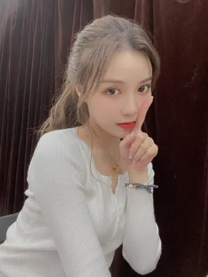 许杨玉琢贴身毛衣性感自拍照图片_4