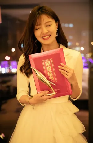 傅晶白裙优雅写真图片_6