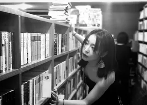 高叶低胸裙性感街拍写真图片_4